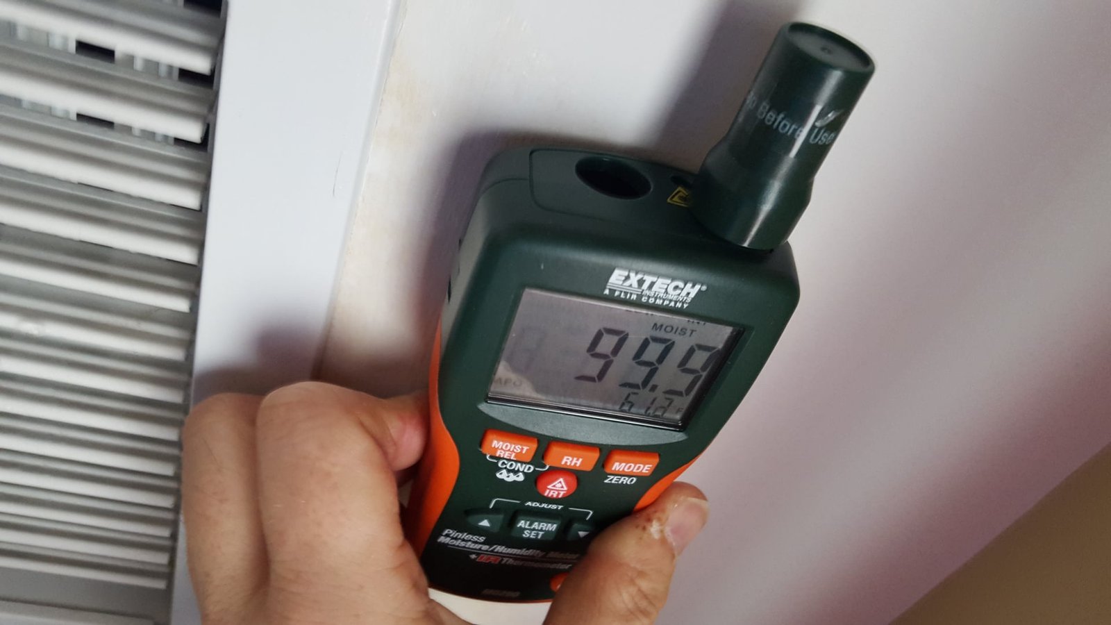 Pinless moisture meter