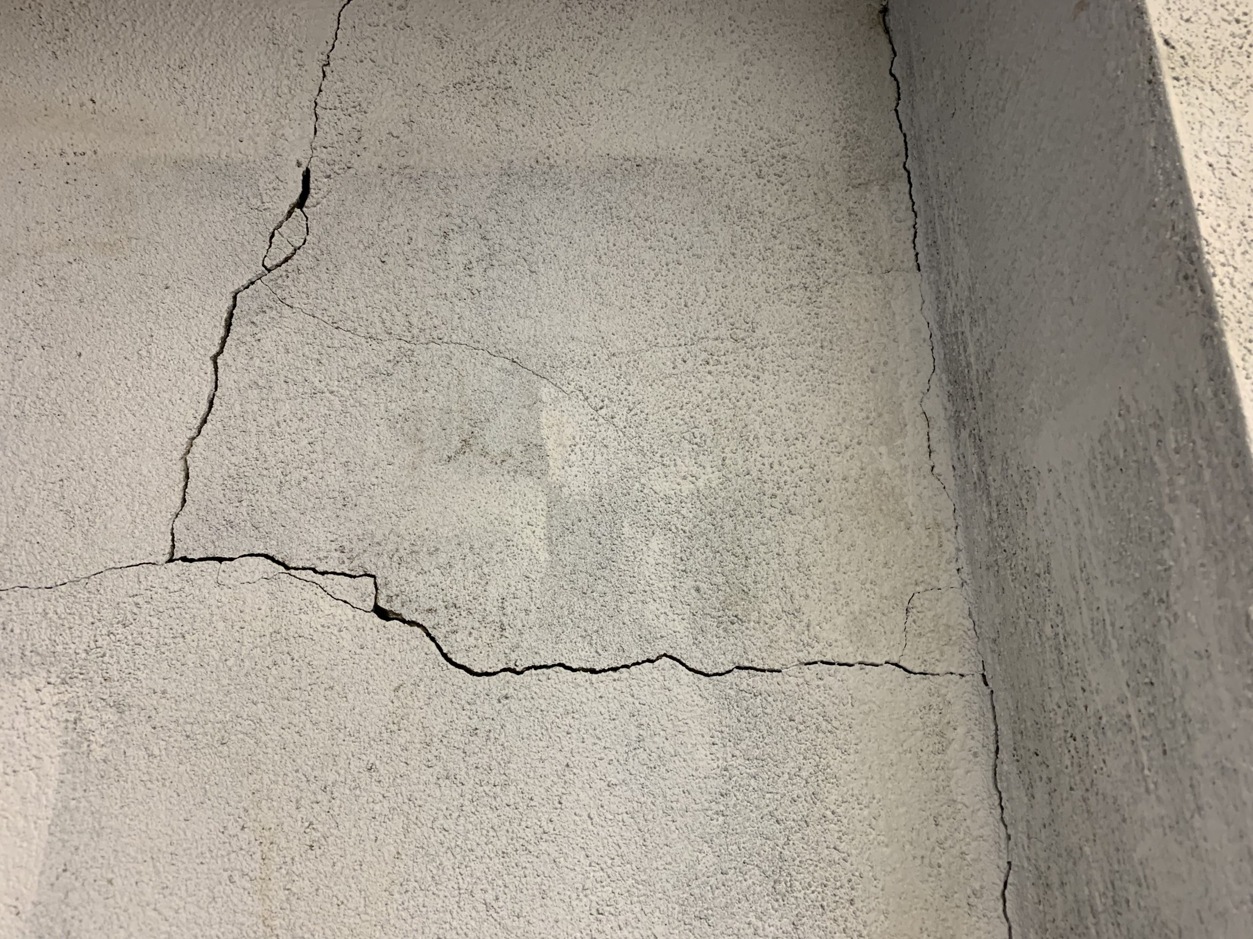 horizontal and vertical cracks in concrete wall